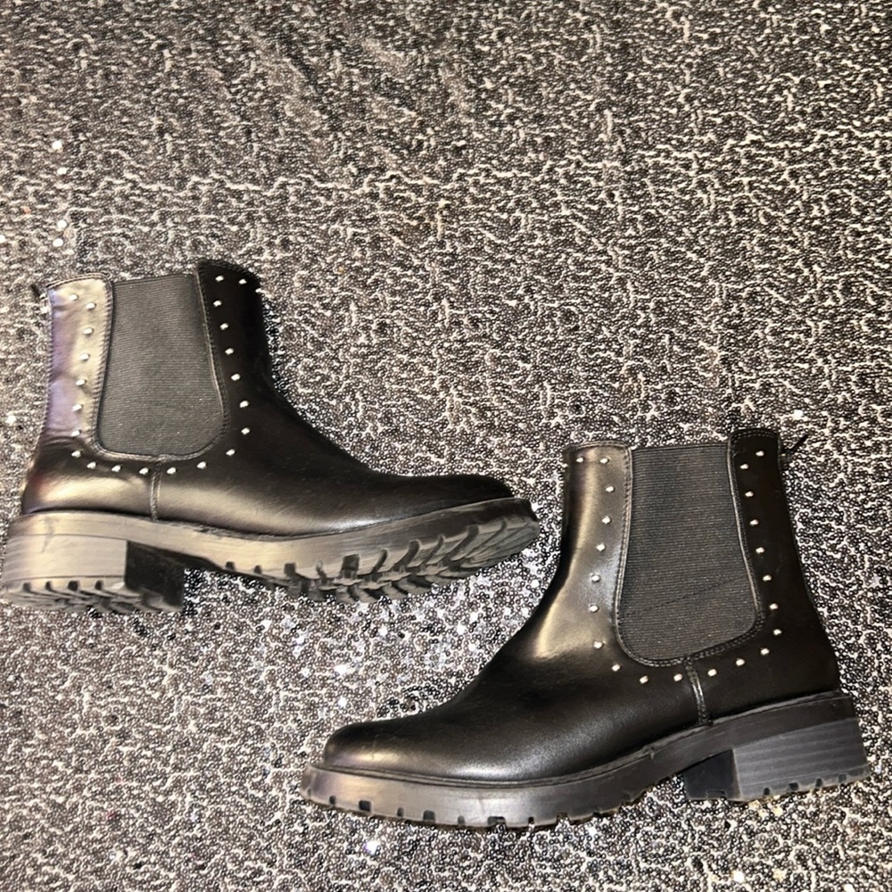 Black boots in Size 6.5 • Universal Thread